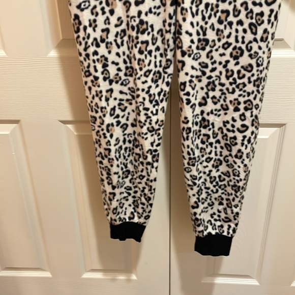 Cozy Zoe leopard onsie size large - Picture 6 of 9